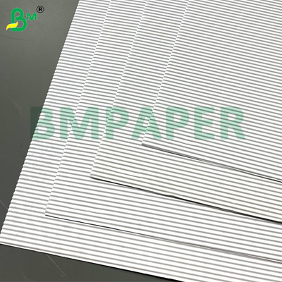 100Gsm قابلية الطباعة الورق المموج الأبيض الأحد الجانبي المزخرف للتعبئة الصندوق